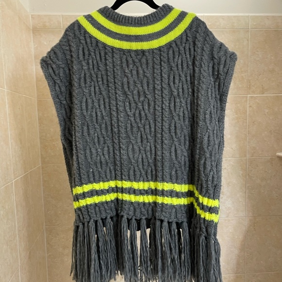 Steve Madden Women’s V Neck  Fringed Poncho Gray & Neon Yellow OSFM - Picture 10 of 10